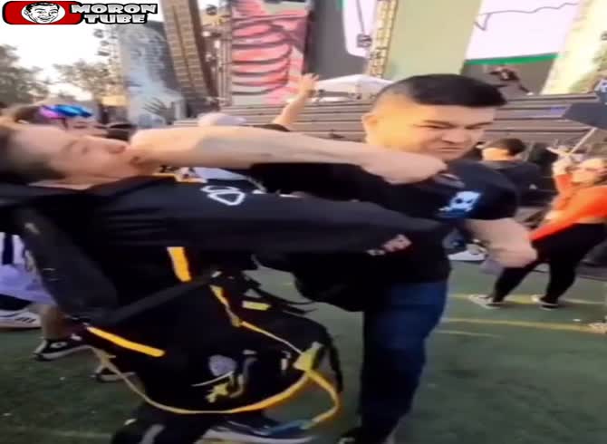 Video :At a concert, he starts a fight and gets what he wants right away!